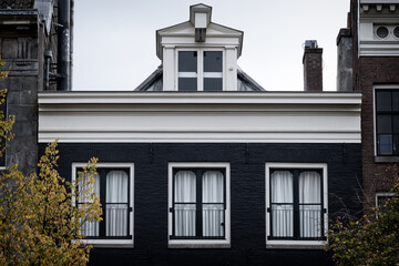 Kleines Haus zwischen großen Häusern