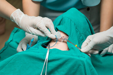 simulation pierced their throat to breathe, pierces the throat and inserts a tube
