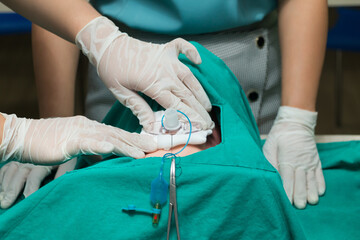 simulation pierced their throat to breathe, pierces the throat and inserts a tube
