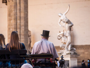 Italia, Toscana, la città di Firenze. Fiacchero ij piazza della Signoria e statua del Giambologna.