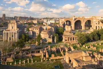Fototapeta na wymiar Roma. Veduta dal Colle Palatino verso i Fori Imperiali al tramonto.