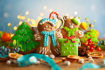 Naklejka premium Christmas gingerbread cookies with Christmas decorations on wooden background.