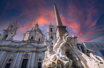 Statua e fontana in piazza navona con la chiesa di santa agnese in agone, roma - obrazy, fototapety, plakaty