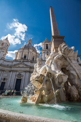 Statua e fontana in piazza navona con la chiesa di santa agnese in agone, roma