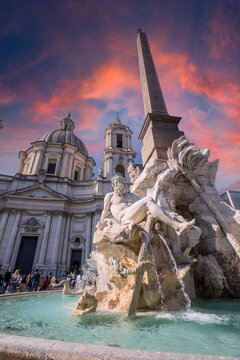 Statua e fontana in piazza navona con la chiesa di santa agnese in agone, roma