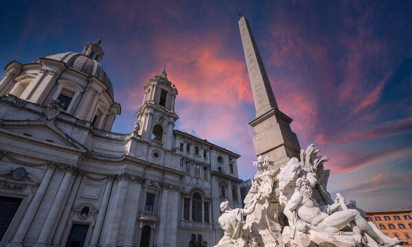 Statua e fontana in piazza navona con la chiesa di santa agnese in agone, roma