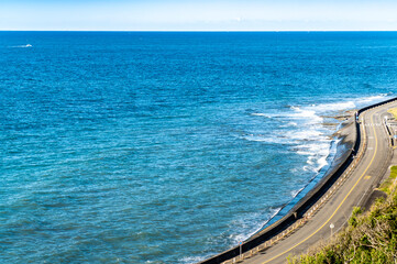 Obraz premium 静岡県御前崎市 御前埼灯台から海を見下ろす風景 