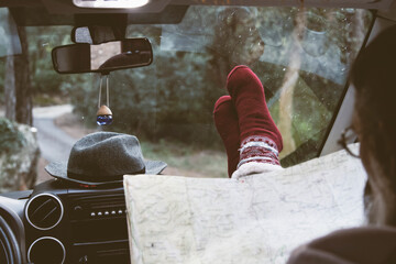 Obraz premium Traveler man alone in truck with map