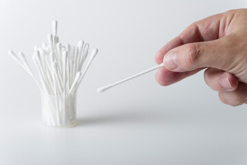 Hand mit Wattestäbchen