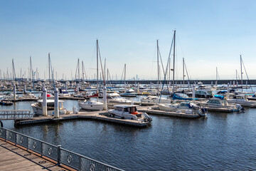 Fototapeta premium 港に停泊するたくさんのボート