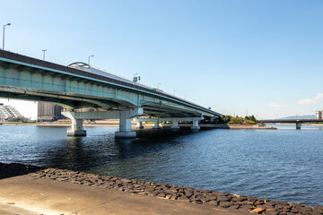 兵庫県・西宮市と芦屋市をつなぐ海上の高速道路橋