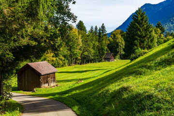 Malerische Bergwiese mit Almhütten in Vorarlberg - Österreich
