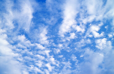 Obraz premium Vibrant Blue Sky with White Altocumulus Clouds