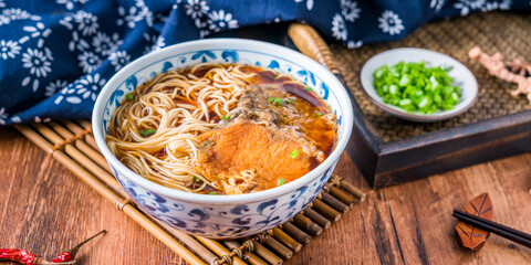A bowl of Jiangsu Suzhou gourmet fried fish Ouzao noodles