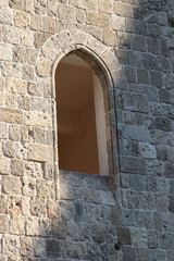 Fototapeta na wymiar stare okno w starej budowli