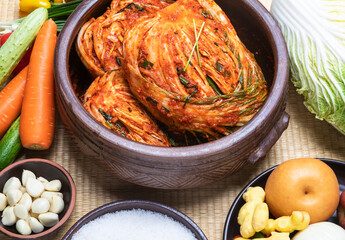 Delicious kimchi, a traditional kkorean food ingredients for kimchi and ingredients for kimchi
대한민국 전통음식인 맛있는 김치와 김치재료와 김치속재료
