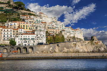   Blick auf Amalfi, Häuser am Hang