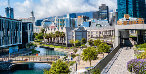 Obraz premium Panorama shot of Cape Town city overlooking the canal and clouds covering table mountain