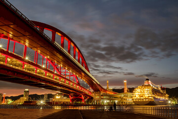 ライトアップされた神戸大橋と飛鳥Ⅱの停泊する神戸の夜景