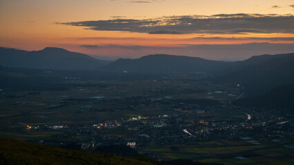 sunset over the mountains
夕焼けの大観峰