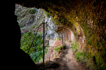 Madeira Wanderung Pico do Arieiro Pico Ruivo Portugal Aussichtspunkt Weg Wolken Höhle Gang...