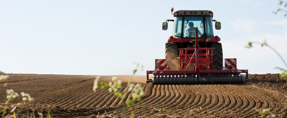 Tracteur labourant son champ avant les semences.