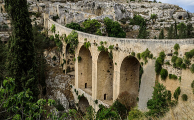 Alte Brücke in Gravina Italien, Drehort für James Bond Film, No Time To Die