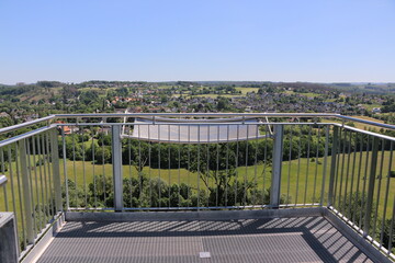 Blick vom Skywalk über dem Möhnetal bei Warstein auf den Ort Allagen im Sauerland