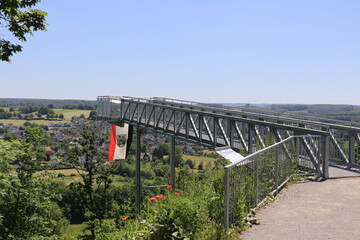 Blick auf den Skywalk über dem Möhnetal bei Warstein im Sauerland