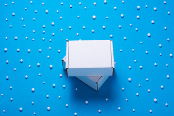 Obraz premium Set of White cardboard boxesdecorated with white balls on blue background