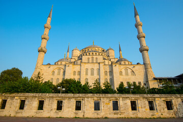 Fototapeta na wymiar Blue Mosque at sunrise, Istanbul - Turkey. The largest mosque in Istanbul.