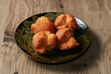 沖縄のおやつ、揚げたてサクサクのサーターアンダギー(砂糖天ぷら)