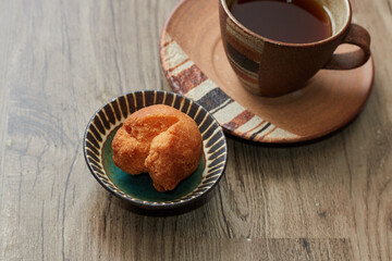 沖縄のおやつ、揚げたてサクサクのサーターアンダギー(砂糖天ぷら)