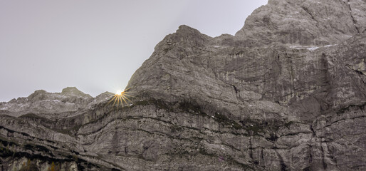 Sonnenstern knapp über der Bergflanke im Großen Ahornboden