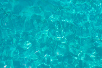 Blick auf hellblaue Wasseroberfläche