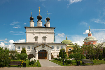 Fototapeta na wymiar Cathedral of the Life-Giving Trinity of the Holy Trinity Belopesotsky Monastery