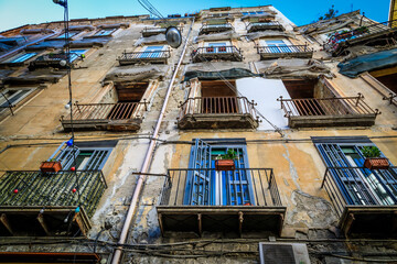 Alte Hausfassade in Neapel, Italien
