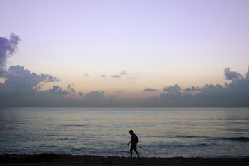 Pescador frente al mar