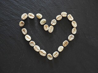 ハート型に並べたグリーンコーヒー（コーヒーの生豆）