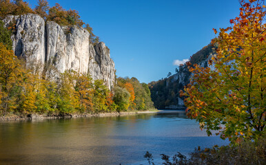 Felsenpanorama vor der Donau im Oktober mit bunter Laubfärbung gegenüber Kloster Weltenburg