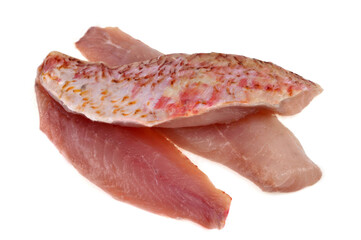 Filets de rougets-barbets crus en gros plan sur fond blanc