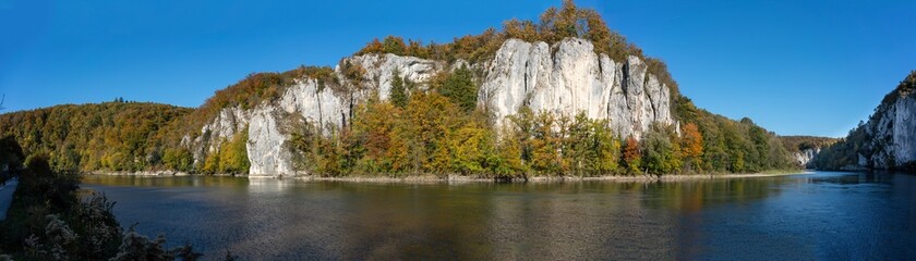 Höchstaufgelöstes Felsenpanorama vor der Donau im Oktober mit bunter Laubfärbung gegenüber Kloster Weltenburg