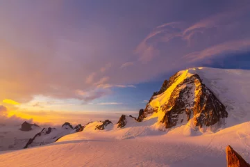 Crédence de cuisine en verre imprimé Mont Blanc Beautiful sunrise colors in the French Alps in winter