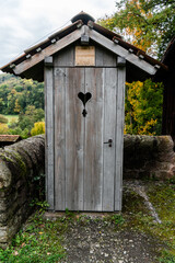 Altes toilettenhäuschen aus Holz
