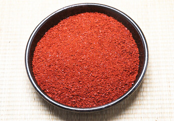 chili and red pepper powder, the seasonings for kimchi
김치 재료의 양념 인 고추와 고추가루 
