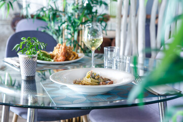 spaghetti with clams cooked in white wine