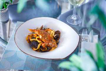 Linguine con scampi, gamberi, cozze e vongole