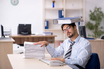 Obraz premium Young male employee working in the office