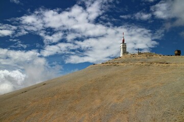 montagne aride avec une tour en haut - mont ventoux 