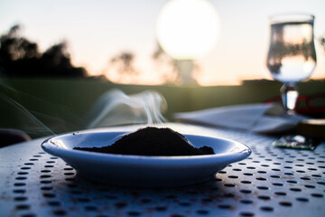 fumée d'un marc de café au coucher de soleil 